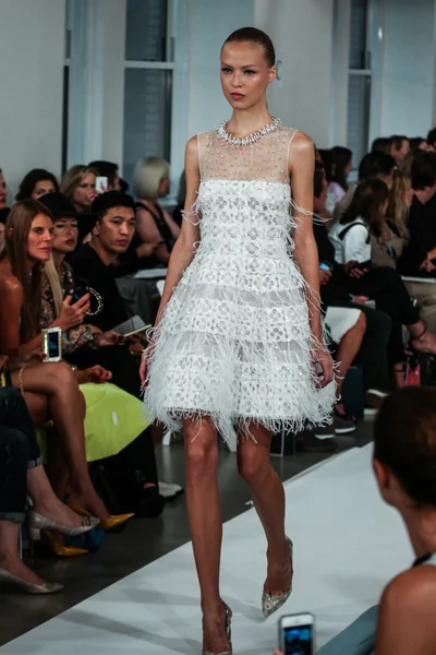 Sfilata di moda Oscar De La Renta durante la Mercedes-Benz Fashion Week — Foto Stock