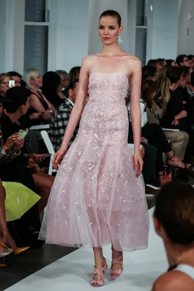 Sfilata di moda Oscar De La Renta durante la Mercedes-Benz Fashion Week — Foto Stock