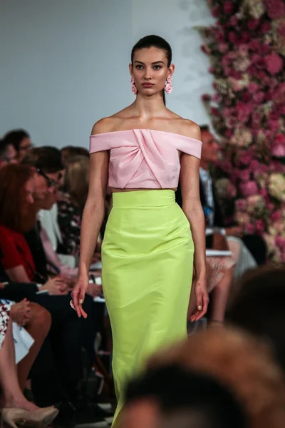 Défilé Oscar De La Renta lors de la Fashion Week Mercedes-Benz — Photo