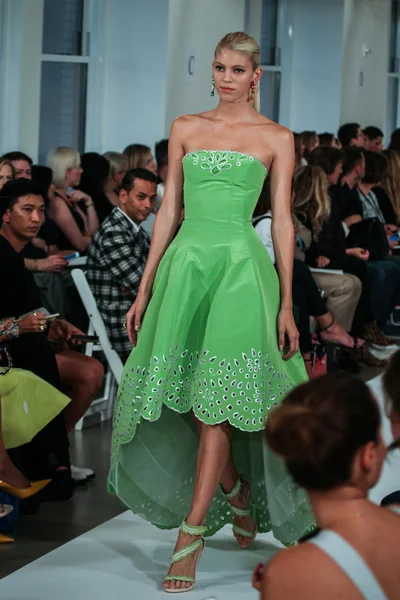 Oscar de la renta modenschau während der mercedes-benz fashion week — Stockfoto