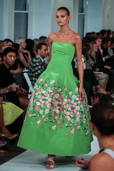 Oscar De La Renta modevisning under Mercedes-Benz Fashion Week — Stockfoto