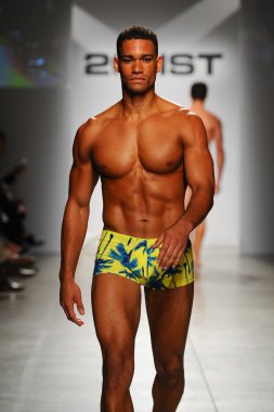 2 (X) IST erkekler bahar yaz 2015 pist göster