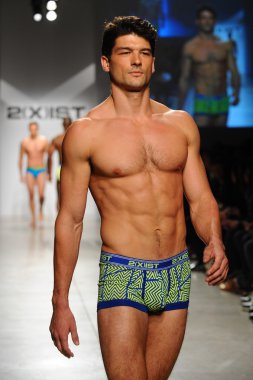 2 (X) IST erkekler bahar yaz 2015 pist göster