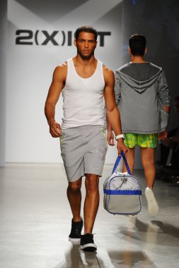 2 (X) IST erkekler bahar yaz 2015 pist göster