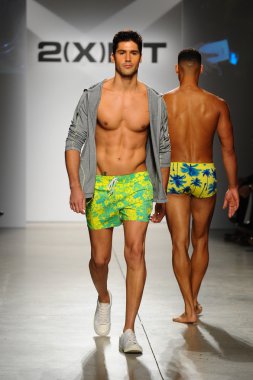 2 (X) IST erkekler bahar yaz 2015 pist göster