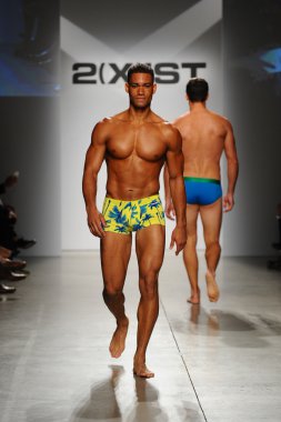 2 (X) IST erkekler bahar yaz 2015 pist göster