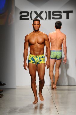 2 (X) IST erkekler bahar yaz 2015 pist göster