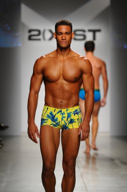 2 (X) IST erkekler bahar yaz 2015 pist göster