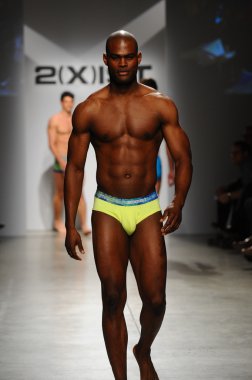 2 (X) IST erkekler bahar yaz 2015 pist göster