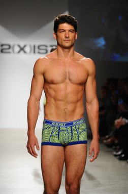 2 (X) IST erkekler bahar yaz 2015 pist göster