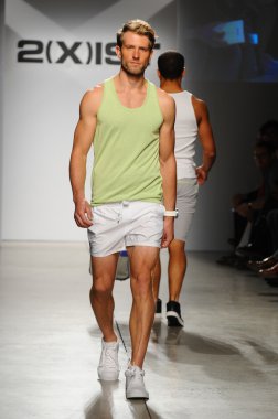 2 (X) IST erkekler bahar yaz 2015 pist göster