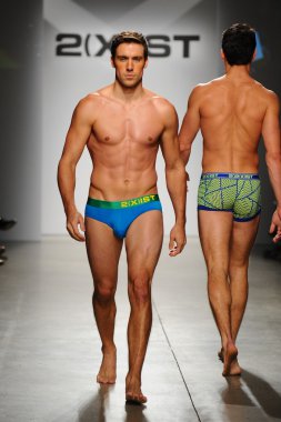 2 (X) IST erkekler bahar yaz 2015 pist göster