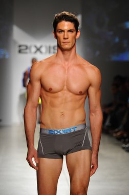 2 (X) IST erkekler bahar yaz 2015 pist göster