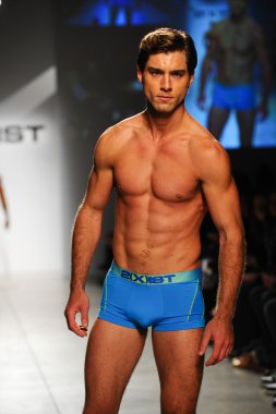 2 (X) IST erkekler bahar yaz 2015 pist göster