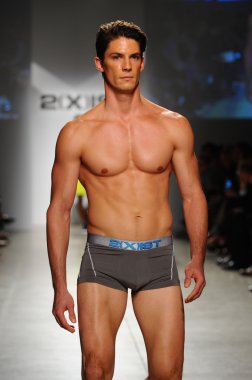 2 (X) IST erkekler bahar yaz 2015 pist göster