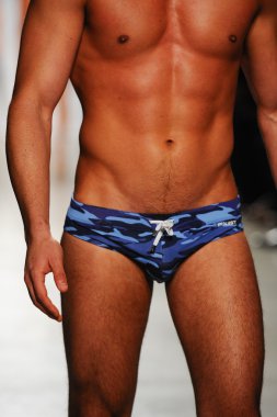 2 (X) IST erkekler bahar yaz 2015 pist göster