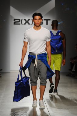 2 (X) IST erkekler bahar yaz 2015 pist göster