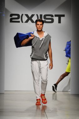 2 (X) IST erkekler bahar yaz 2015 pist göster