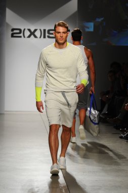 2 (X) IST erkekler bahar yaz 2015 pist göster