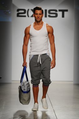 2 (X) IST erkekler bahar yaz 2015 pist göster