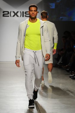 2 (X) IST erkekler bahar yaz 2015 pist göster