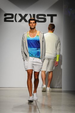 2 (X) IST erkekler bahar yaz 2015 pist göster