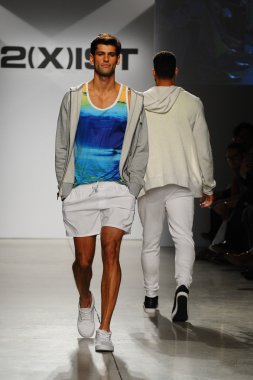 2 (X) IST erkekler bahar yaz 2015 pist göster