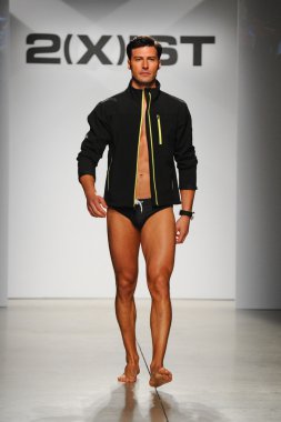 2 (X) IST erkekler bahar yaz 2015 pist göster