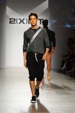 2 (X) IST erkekler bahar yaz 2015 pist göster