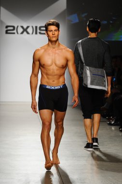 2 (X) IST erkekler bahar yaz 2015 pist göster