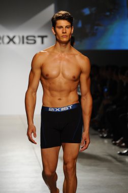 2 (X) IST erkekler bahar yaz 2015 pist göster