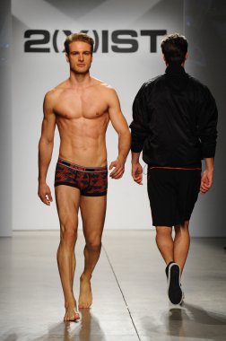 2 (X) IST erkekler bahar yaz 2015 pist göster