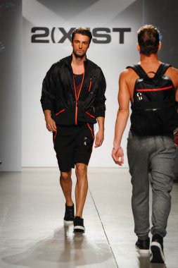 2 (X) IST erkekler bahar yaz 2015 pist göster