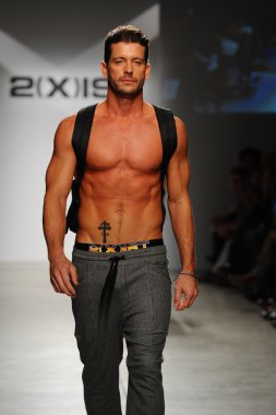 2 (X) IST erkekler bahar yaz 2015 pist göster