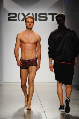 2 (X) IST erkekler bahar yaz 2015 pist göster