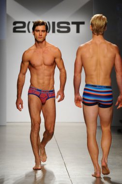 2 (X) IST erkekler bahar yaz 2015 pist göster