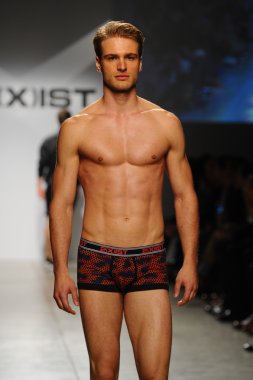 2 (X) IST erkekler bahar yaz 2015 pist göster