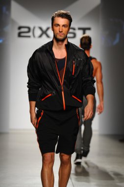 2 (X) IST erkekler bahar yaz 2015 pist göster