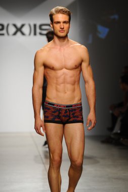 2 (X) IST erkekler bahar yaz 2015 pist göster