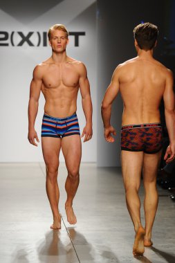 2 (X) IST erkekler bahar yaz 2015 pist göster