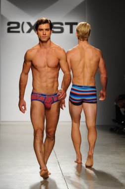 2 (X) IST erkekler bahar yaz 2015 pist göster