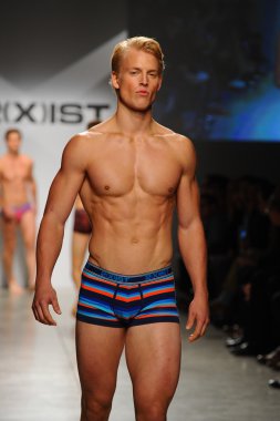 2 (X) IST erkekler bahar yaz 2015 pist göster