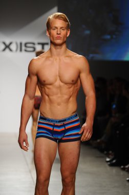 2 (X) IST erkekler bahar yaz 2015 pist göster