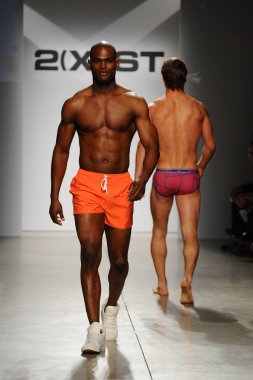 2 (X) IST erkekler bahar yaz 2015 pist göster