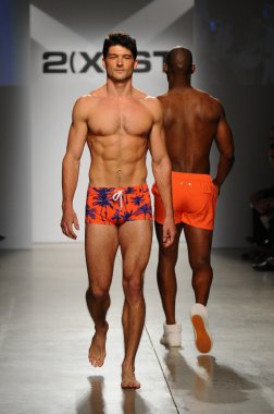 2 (X) IST erkekler bahar yaz 2015 pist göster