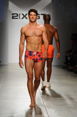 2 (X) IST erkekler bahar yaz 2015 pist göster