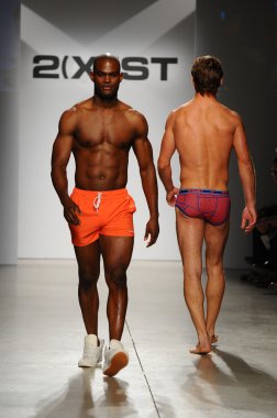 2 (X) IST erkekler bahar yaz 2015 pist göster