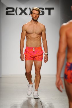 2 (X) IST erkekler bahar yaz 2015 pist göster