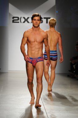 2 (X) IST erkekler bahar yaz 2015 pist göster