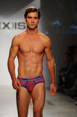 2 (X) IST erkekler bahar yaz 2015 pist göster